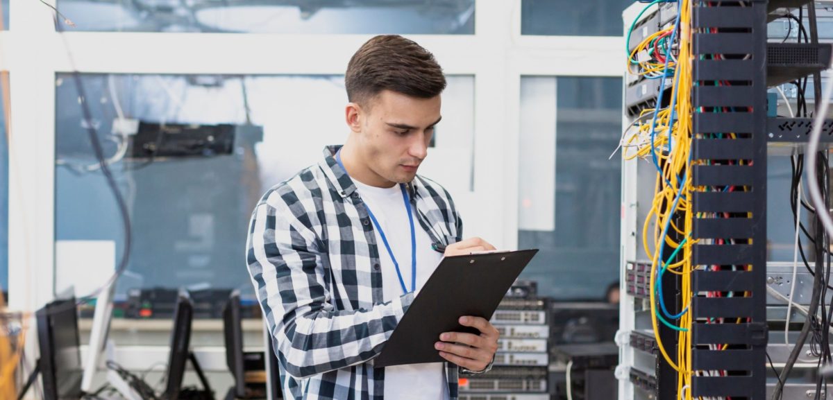 ABES fecha parceria com a Blue EdTech para aumentar a capacitação de jovens no mercado de trabalho voltado para tecnologia