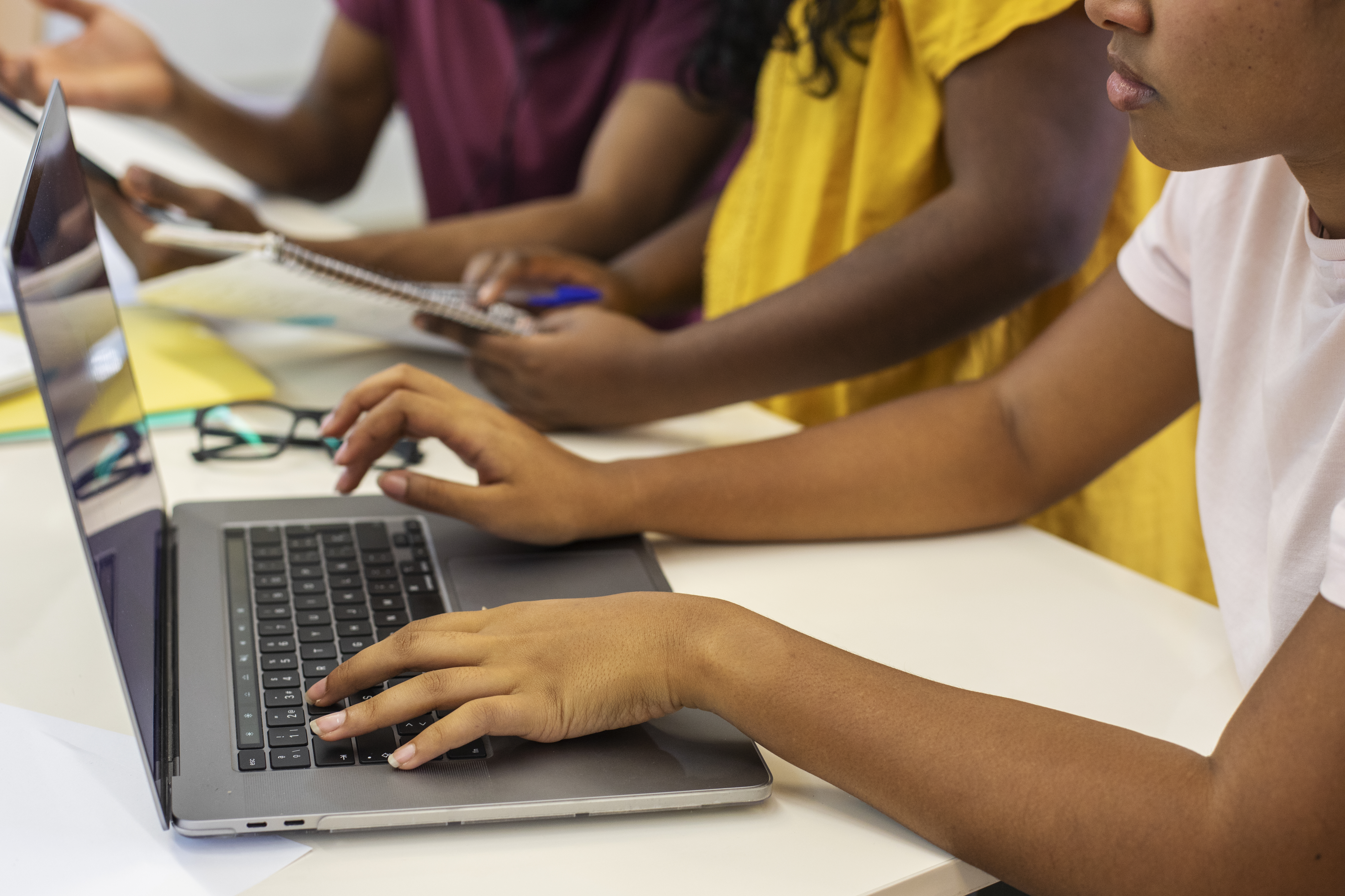 CPQD desenvolve projeto para levar conectividade a escolas em comunidades remotas e sem energia elétrica