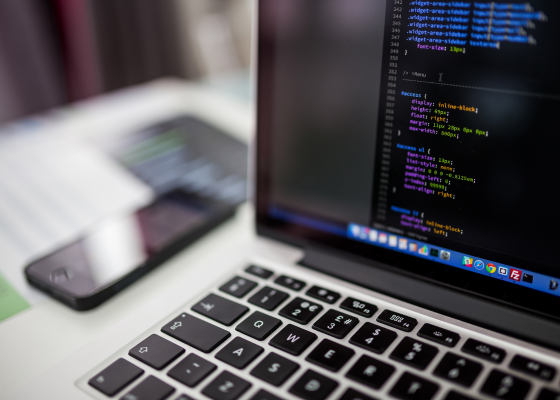 Santander Universidades oferece 75 mil bolsas de desenvolvimento de software em parceria com DIO