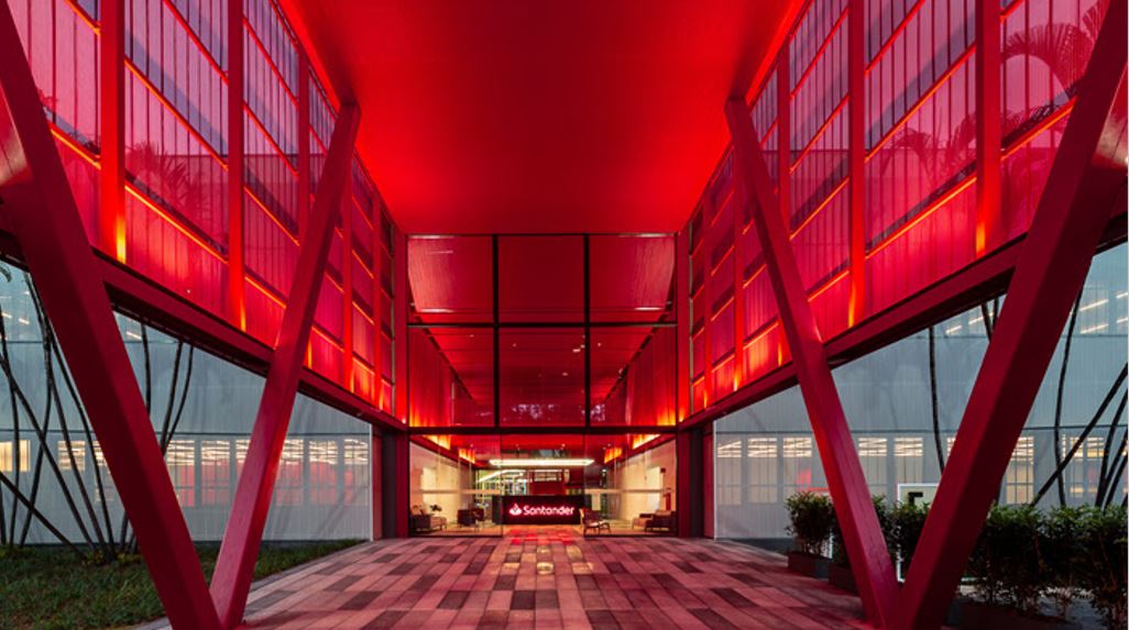 Santander e F1RST abrem 100 vagas em Tecnologia e Operações para pessoas com deficiência