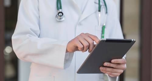 Wolters Kluwer oferece acesso gratuito a informações sobre a mpox para médicos da linha de frente