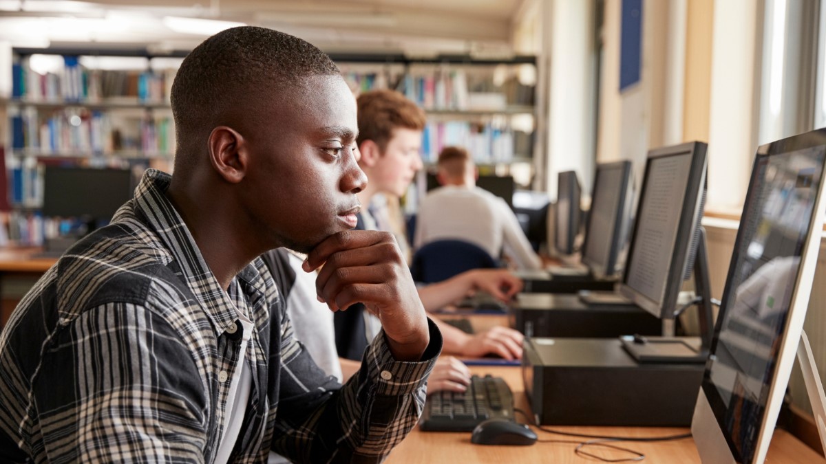 Escola da Nuvem supera meta e forma mais de 3 mil alunos pelo AWS re/Start