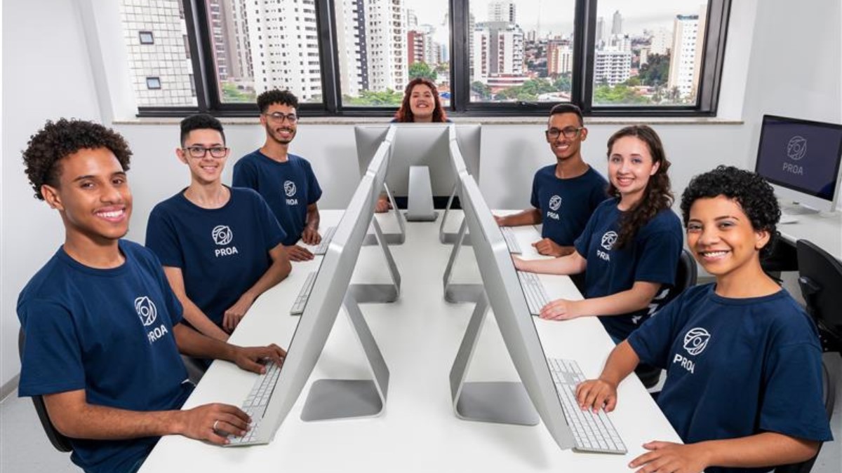 Grupo Bmg e PROA beneficiaram mais de 370 jovens em 2024 com programa de aprendizagem e empregabilidade