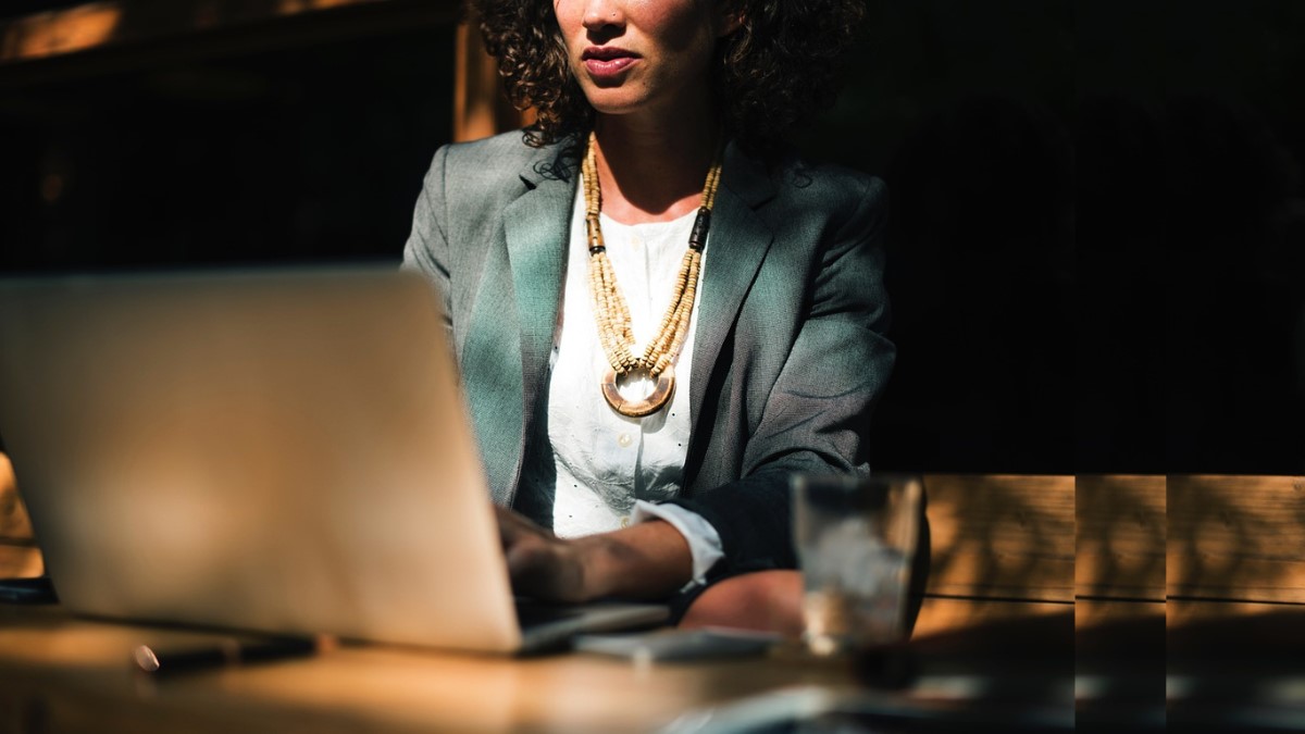 Apenas 19,2% dos especialistas em TI no Brasil são mulheres, revela estudo do Observatório Softex
